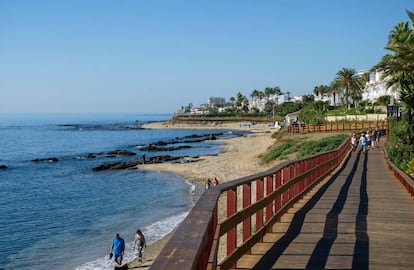 Pasarela de madera en la Senda Litoral Mijas, que conecta las playas y calas de la zona.