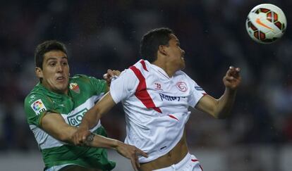 Roco y Bacca pelean un balón aéreo.