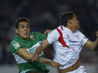 Roco y Bacca pelean un balón aéreo.