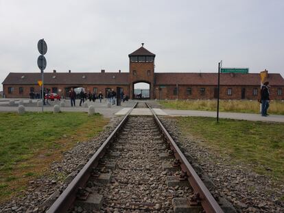 Vías de tren a la entrada del campo de concentración de Auschwitz-Birkenau, en Polonia.