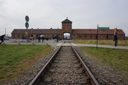 Vías de tren a la entrada del campo de concentración de Auschwitz-Birkenau, en Polonia.