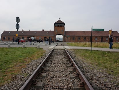Vías de tren a la entrada del campo de concentración de Auschwitz-Birkenau, en Polonia.