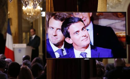 Emmanuel Macron (izquierda) y Manuel Valls (centro), en una rueda de prensa en París (2014).