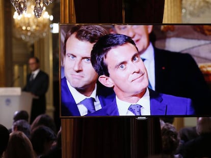 Emmanuel Macron (izquierda) y Manuel Valls (centro), en una rueda de prensa en París (2014). 