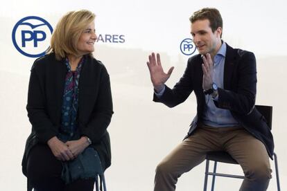 La ministra de Empleo y Seguridad Social, Fátima Báñez, y el vicesecretario de Comunicación del PP, Pablo Casado, en un acto sobre la recuperación de las pensiones.