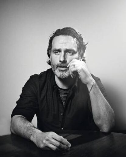 Andrew Lincoln, con esa mirada perdida que significa que está pensando algo muy, muy profundo.