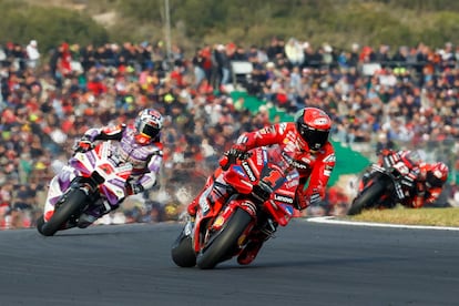 Pecco Bagnaia liderando la carrera durante el Gran Premio de Valencia.