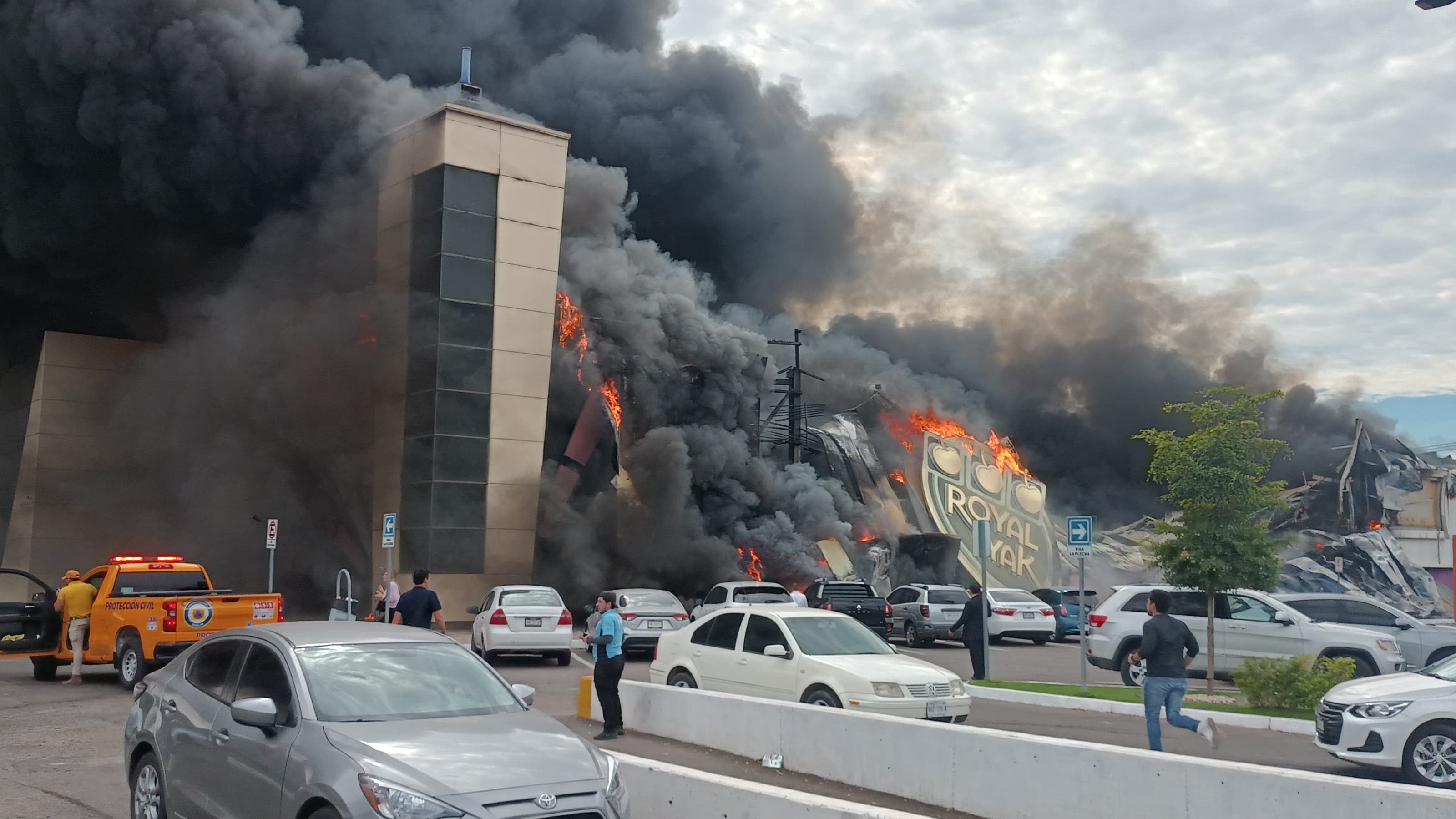 Un incendio arrasa con un casino y un parque de trampolines en Culiacán