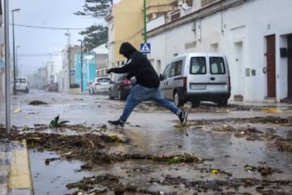 Una calle del núcleo costero de Oliva.