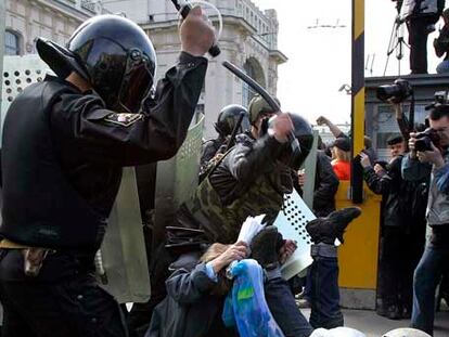 Varios policías golpean a los manifestantes el domingo en San Petersburgo.