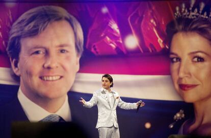 El cantante holandés Danny Froger se presenta en la "Noche Naranja", un día antes del acto de abdicación de la reina Beatriz de Holanda y de coronación del príncipe Guillermo.