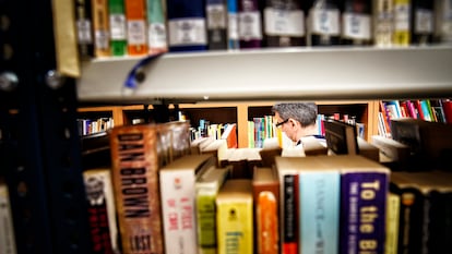 Un recluso lee en la biblioteca de la cárcel de Estremera (Madrid), el pasado viernes.