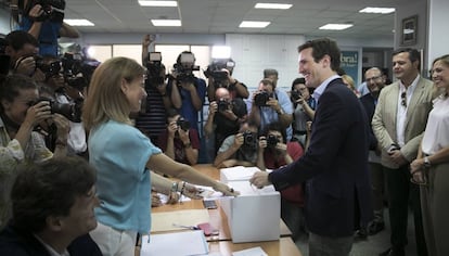 Pablo Casado deposita su voto en la sede del distrito de Salamanca en Madrid para las primarias del Partido Popular, el 5 de julio de 2018. Soraya Sáenz de Santamaría y Pablo Casado se impusieron en aquellas primarias, con 21.513 votos y 19.967 votos, respectivamente, y dejaron fuera de la competición por liderar al partido a María Dolores de Cospedal (15.090 votos). Sáenz de Santamaría y Casado se disputaron el liderazgo en el XIX congreso nacional, que se celebró en Madrid los días 20 y 21 de julio.
