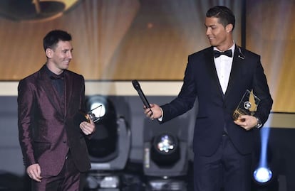 Messi y Ronaldo durante la ceremonia de entrega del Balón de Oro 2014.