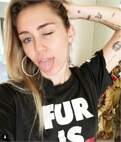 <strong>Quién.</strong> Miley Cyrus (1992, EE UU), exestrella Disney reconvertida en actual estrella pop rebelde.</p> <strong>Por qué.</strong> La acusan de ser un mal modelo para sus fans más jóvenes, no le perdonan el vídeo de 'Wrecking ball' (aparecía semidesnuda sobre una bola de demolición lamiendo un martillo) ni que hable abiertamente sobre las drogas que consume. Pero, sobre todo, sus seguidores piensan que Miley tiene su lengua más tiempo fuera que dentro de la boca. Así se quejan sus seguidores: "¿Soy el único que no la encuentra atractiva? A lo mejor es por su odiosa actitud, pero me resulta tan poco atractiva... Debería tener un poco más de clase", "dice que es vegana pero viste con pieles constantemente", "eres un modelo horrible por las chicas jóvenes, debería darte vergüenza", "sus fotos son sucias, necesita parar".