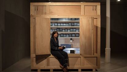 Alicia Framis en la instalación de ‘La Habitación de los libros prohibidos’.