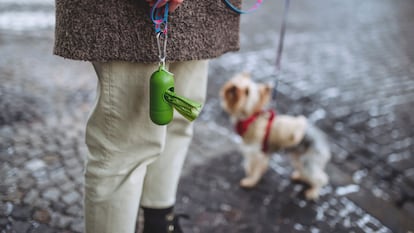 Están equipados con mosquetones, para atarlos a la correa del perro y llevarlos con comodidad. GETTY IMAGES.