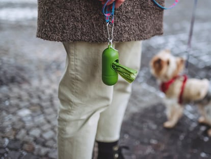 Están equipados con mosquetones, para atarlos a la correa del perro y llevarlos con comodidad. GETTY IMAGES.