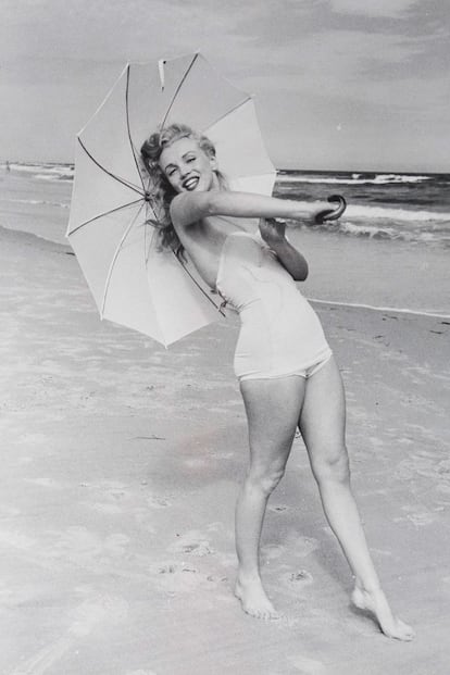 Marilyn Monroe sigue demostrando hoy en día que las curvas son sexy. En la imagen lleva una sombrilla subastada en Las Vegas en 2009.