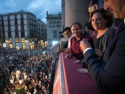 Pisarello, And&uacute;jar, Colau i Collboni al balc&oacute; de l&#039;Ajuntament.