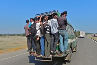 Transporte colectivo en la autovía hacia Calcuta, en la India