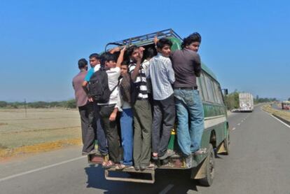 Transporte colectivo en la autovía hacia Calcuta, en la India