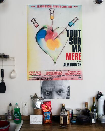 Cartel realizado por 
el italiano para la versión francesa de la película 'Todo sobre mi madre', 
de Pedro Almodóvar. Debajo, los ojos de Picasso capturados por David Douglas Duncan. 