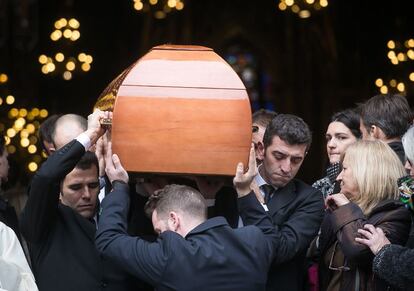 El funeral del editor y empresario José Manuel Lara Bosch ha reunido hoy en Barcelona a un amplísimo número de personalidades de todos los ámbitos de la sociedad española, tanto de la política y la economía como de los deportes, la cultura y los medios de comunicación. En la imagen, el féretro con los restos mortales del presidente del Grupo Planeta.