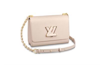 Con un elegante color cuarzo, el bolso Twist de Louis Vuitton es el epíteto de la atemporalidad.