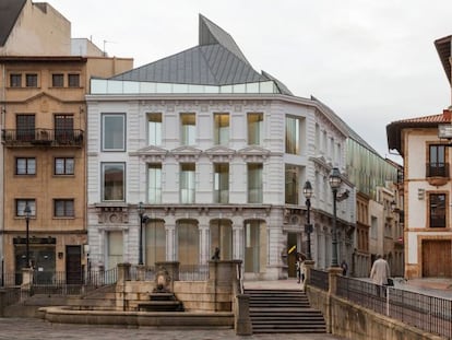 Fachada del edificio en la plaza de la catedral de Oviedo rehabilitado por Francisco Mangado como ampliación del Museo de Bellas Artes de Asturias.