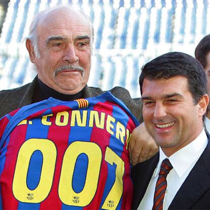 El maestro de ceremonias del encuentro, el actor Sean Connery, posa con la camiseta que le ha regalado el Barça con su nombre y el número 007, en memoria del mítico James Bond que encarnara el actor.