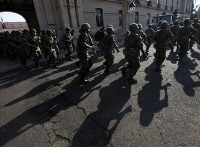 Militares mexicanos recorren las calles de Morelia, en el Estado de Michoacán.