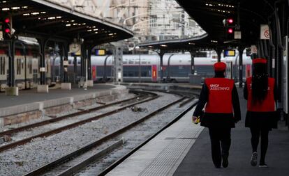 A França enfrenta na terça-feira o segundo dia de greve nacional fortemente apoiada pelos trabalhadores ferroviários e do transporte público.