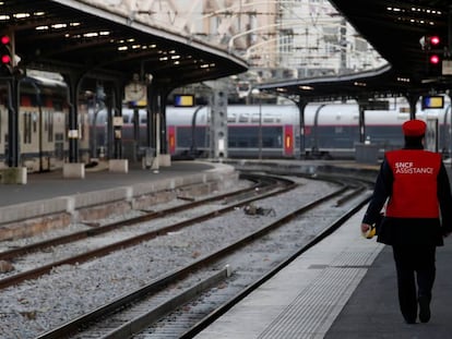 A França enfrenta na terça-feira o segundo dia de greve nacional fortemente apoiada pelos trabalhadores ferroviários e do transporte público.