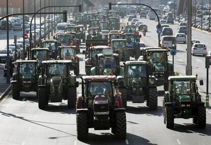 Los agricultores y ganaderos retoman este viernes las protestas por los bajos precios en origen de los productos agrarios con manifestaciones y tractoradas en varios puntos de España, tras las que han protagonizado en varios puntos del país desde finales de enero. En la imagen, cientos de tractores entran en Valencia, este viernes.