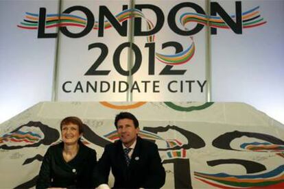 La ministra británica del Deporte, Tessa Jowell, y el presidente de la candidatura londinense, Sebastian Coe.