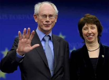 Herman Van Rompuy y Catherine Ashton saludan tras ser nombrados presidente de la Unión Europea y Alta Representante Exterior, el jueves en Bruselas.