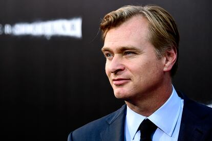 Christopher Nolan – “Chris no permite que haya sillas en el rodaje”, confesó recientemente la actriz Anne Hathaway durante una conversación con Hugh Jackman en la revista Variety, añadiendo que el realizador considera que el equipo se relaja en exceso en el plató si hay sillas disponibles. Sin embargo, el director de filmes como El caballero oscuro o Interstellar ha negado tal afirmación, asegurando que el reparto puede sentarse cuando considere y que las únicas sillas que Nolan ha prohibido en sus sets son las de los directores técnicos.