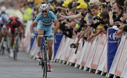 Vincenzo Nibali, con el maillot del Astana en una etapa del Tour 2014.