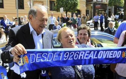 Carlos Slim posa con un bufanda del Oviedo y una aficionada, este viernes.