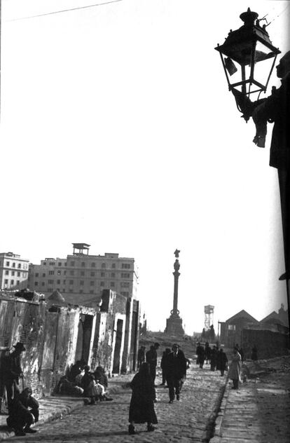Cases en ruïna i solars a la part baixa de les Drassanes de Barcelona, el 1953.