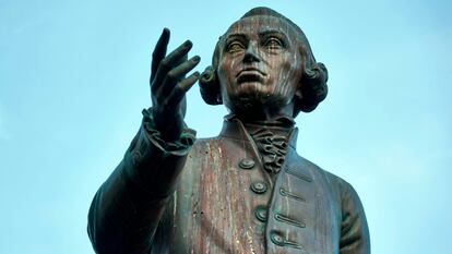 Estatua de Kant en la universidad de Kaliningrado, antes Konigsberg, en Rusia.