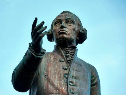 Estatua de Kant en la universidad de Kaliningrado, antes Konigsberg, en Rusia.