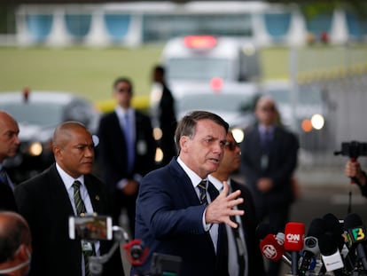 Presidente Jair Bolsonaro fala com a imprensa na saída do Palácio da Alvorada nesta segunda, 20 de abril.