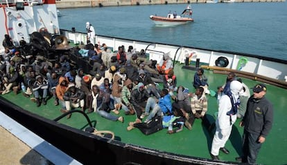 Supervivientes del naufragio de un buque salido de Libia, este abril, llegan a Italia.