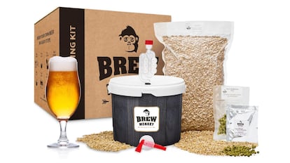 que regalar a alguien que tiene de todo en 2024: kit para elaborar cerveza en casa y de distintos sabores.