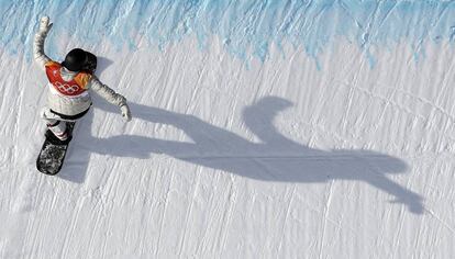 Jan Scherrer, de Suiza, se desliza sobre su tabla en la prueba de 'Halfpipe'.