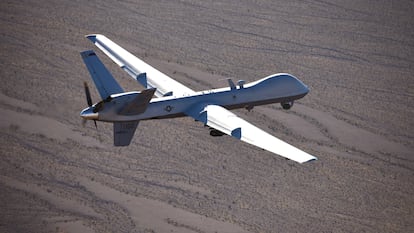 Un dron MQ-9 Reaper durante una misión de entrenamiento sobre el campo de pruebas y entrenamiento en el Estado de Nevada , Estados Unidos.