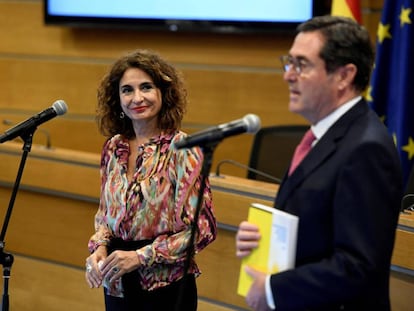  El presidente de la Confederación Española de Organizaciones Empresariales (CEOE), Antonio Garamendi (d), recibe a la ministra de Hacienda, María Jesús Montero.