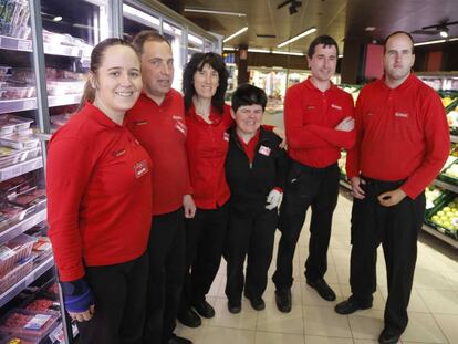 Desde la izquierda, Idoia, Aitor, Izaskun, Arantxa, Gari y Ander, empleados del supermercado Eroski de Azpeitia.